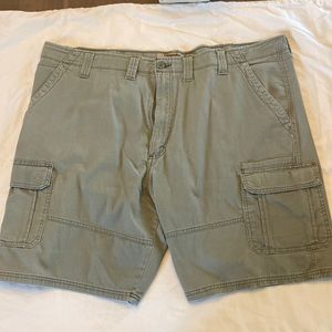Men’s Wrangler dark khaki/olive shorts size 44